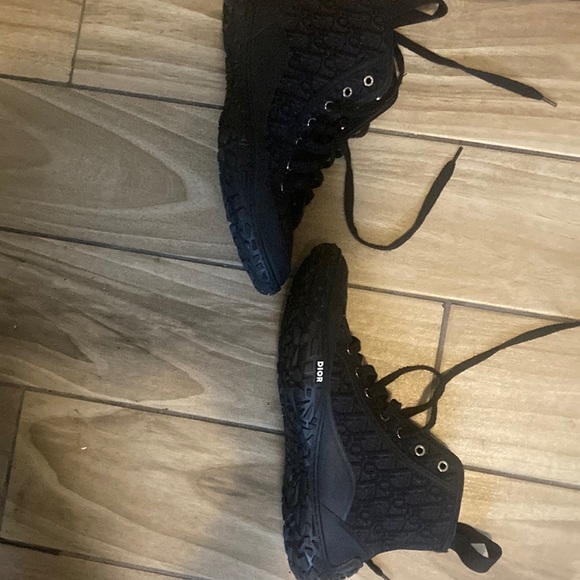 Designer shoes had fem for 2 months 10.5.  Follow me on Instagram. _dkdabarber. - Picture 2 of 2